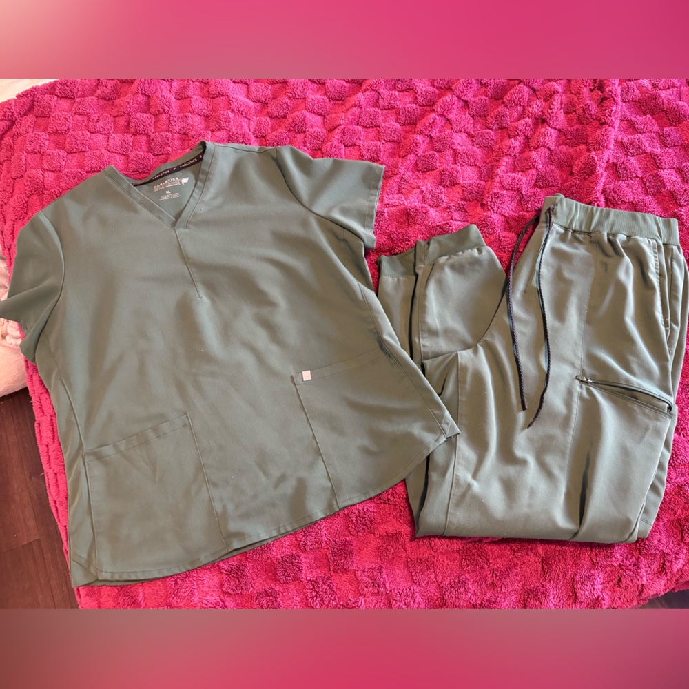 Fabletics Hunter Green Scrub Set